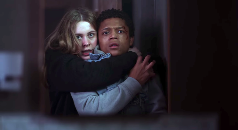 Percelle Ascott e Sorcha Groundsell em uma cena de Os Inocentes, série da Netflix